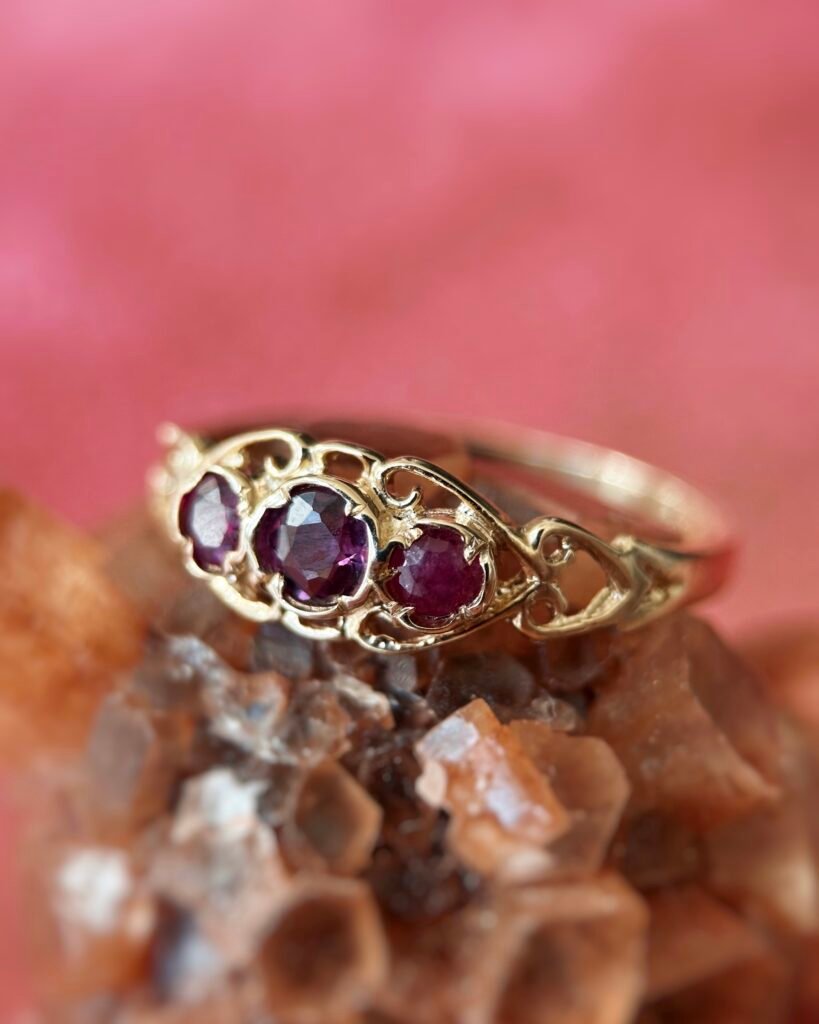 Vintage 9 karaat massief gouden filigree ring met drie robijnen