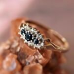Antieke 9 karaat massief gouden cluster ring met saffier en diamant