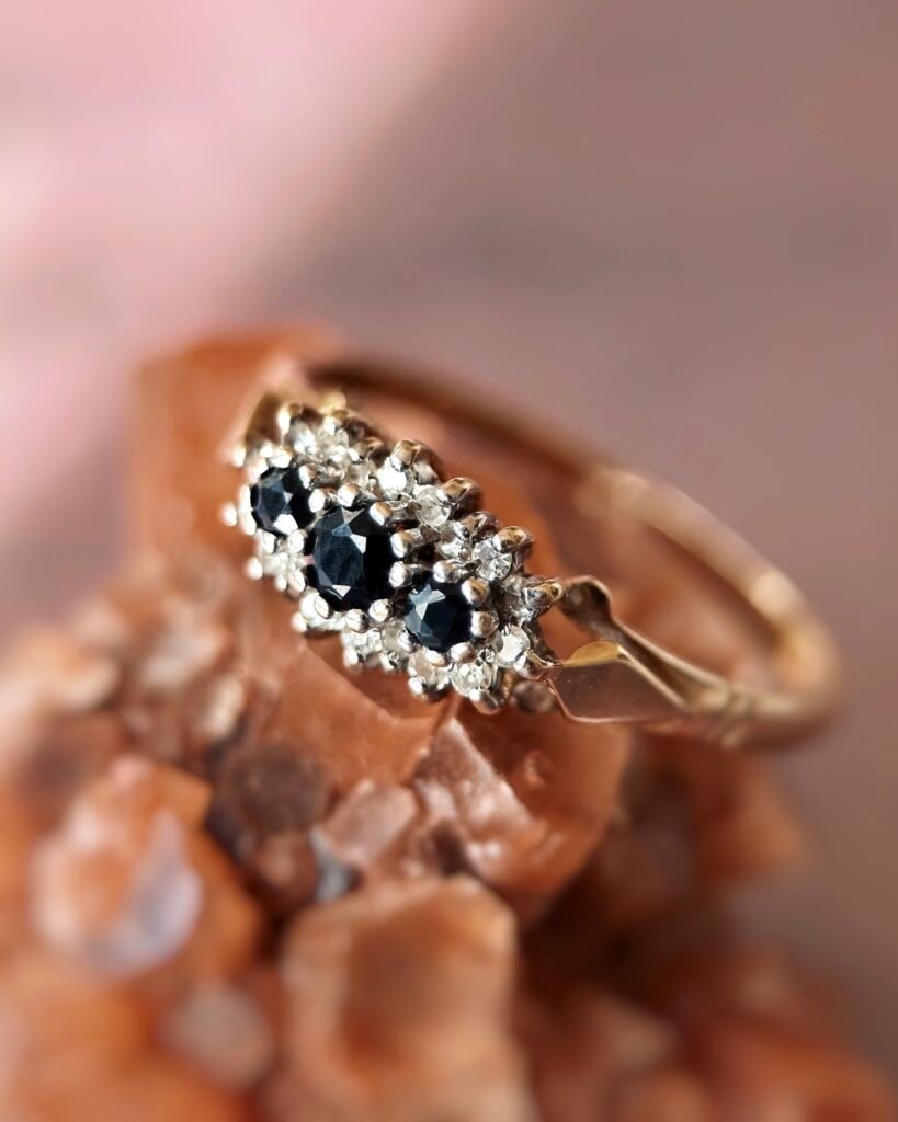 Antieke 9 karaat massief gouden cluster ring met saffier en diamant