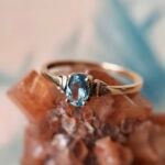 Vintage 9 karaat massief gouden solitaire ring met lichtblauwe topaas