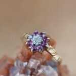 Vintage 9 karaat massief gouden cluster ring met robijn en diamant in bloemvorm
