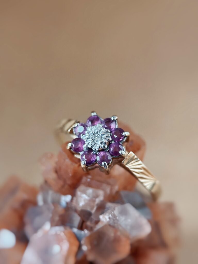 Vintage 9 karaat massief gouden cluster ring met robijn en diamant in bloemvorm