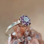 Vintage 9 karaat massief gouden cluster ring met robijn en diamant in bloemvorm