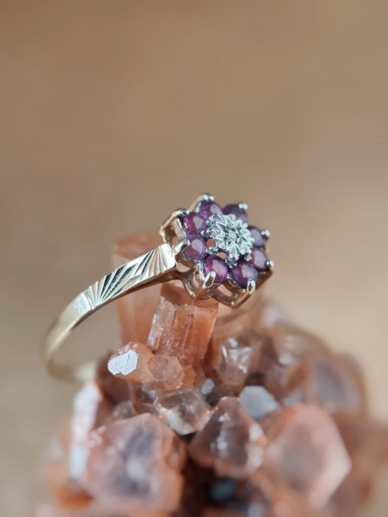 Vintage 9 karaat massief gouden cluster ring met robijn en diamant in bloemvorm