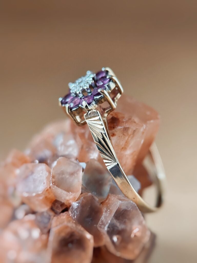 Vintage 9 karaat massief gouden cluster ring met robijn en diamant in bloemvorm