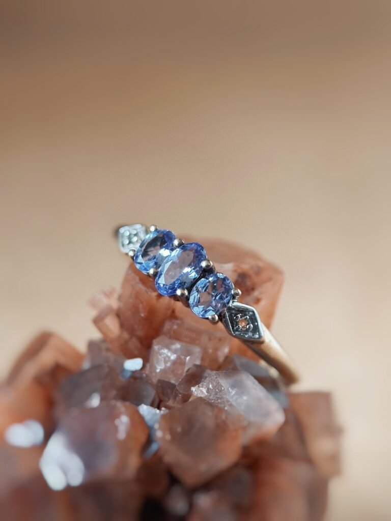 Vintage 9 karaat massief gouden threestone ring met tanzaniet en diamant