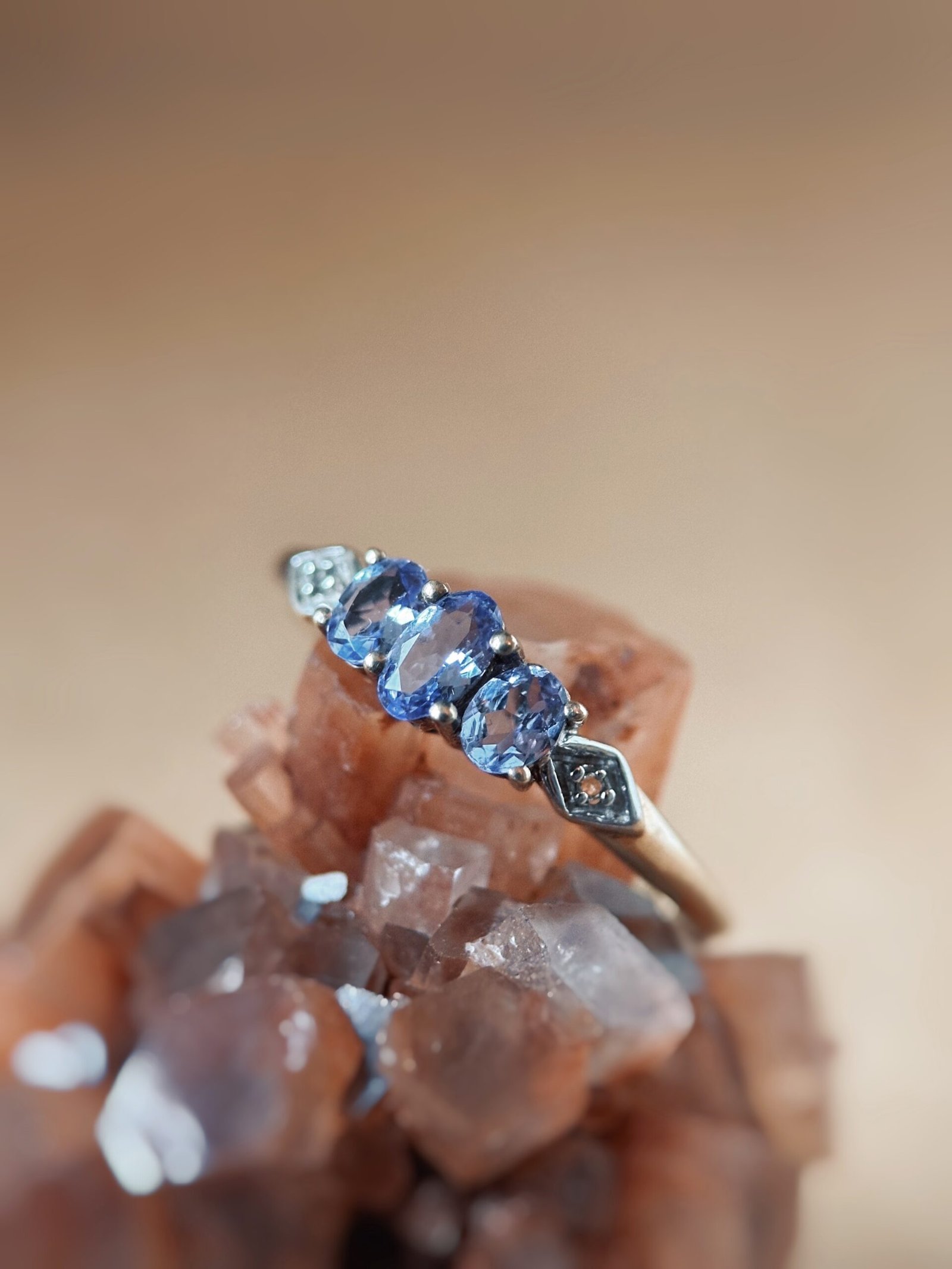 Vintage 9 karaat massief gouden threestone ring met tanzaniet en diamant