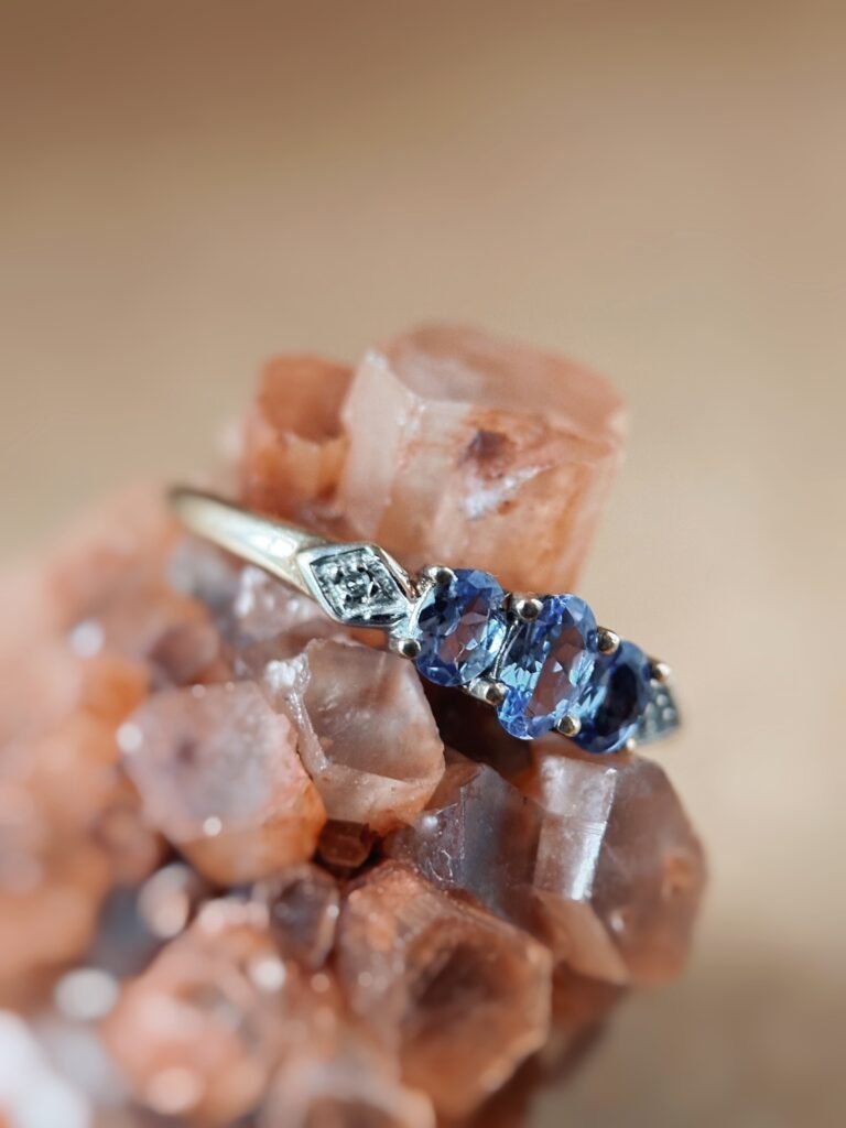 Vintage 9 karaat massief gouden threestone ring met tanzaniet en diamant