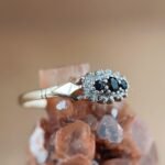 Antieke 9 karaat massief gouden cluster ring met saffier en diamant