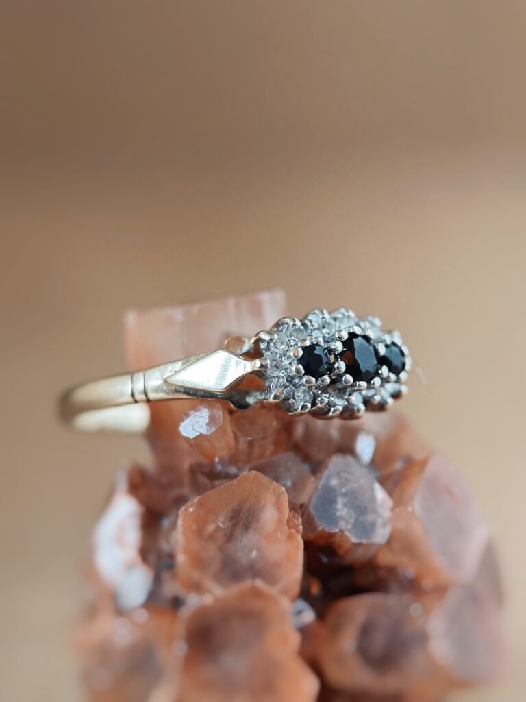 Antieke 9 karaat massief gouden cluster ring met saffier en diamant