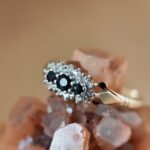 Antieke 9 karaat massief gouden cluster ring met saffier en diamant