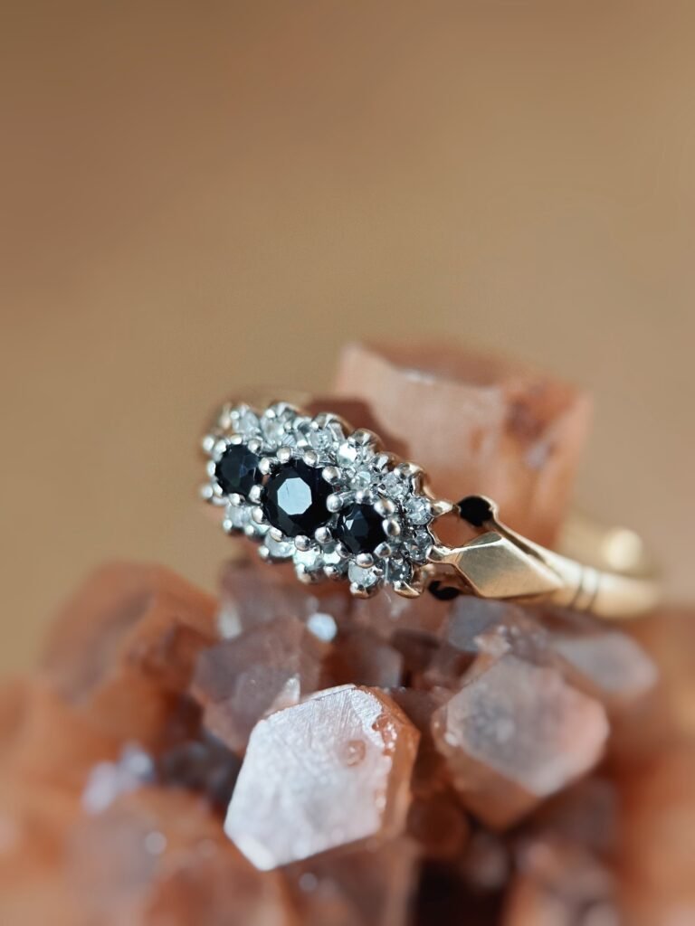 Antieke 9 karaat massief gouden cluster ring met saffier en diamant