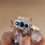 Antieke 9 karaat massief gouden cluster ring met saffier en diamant