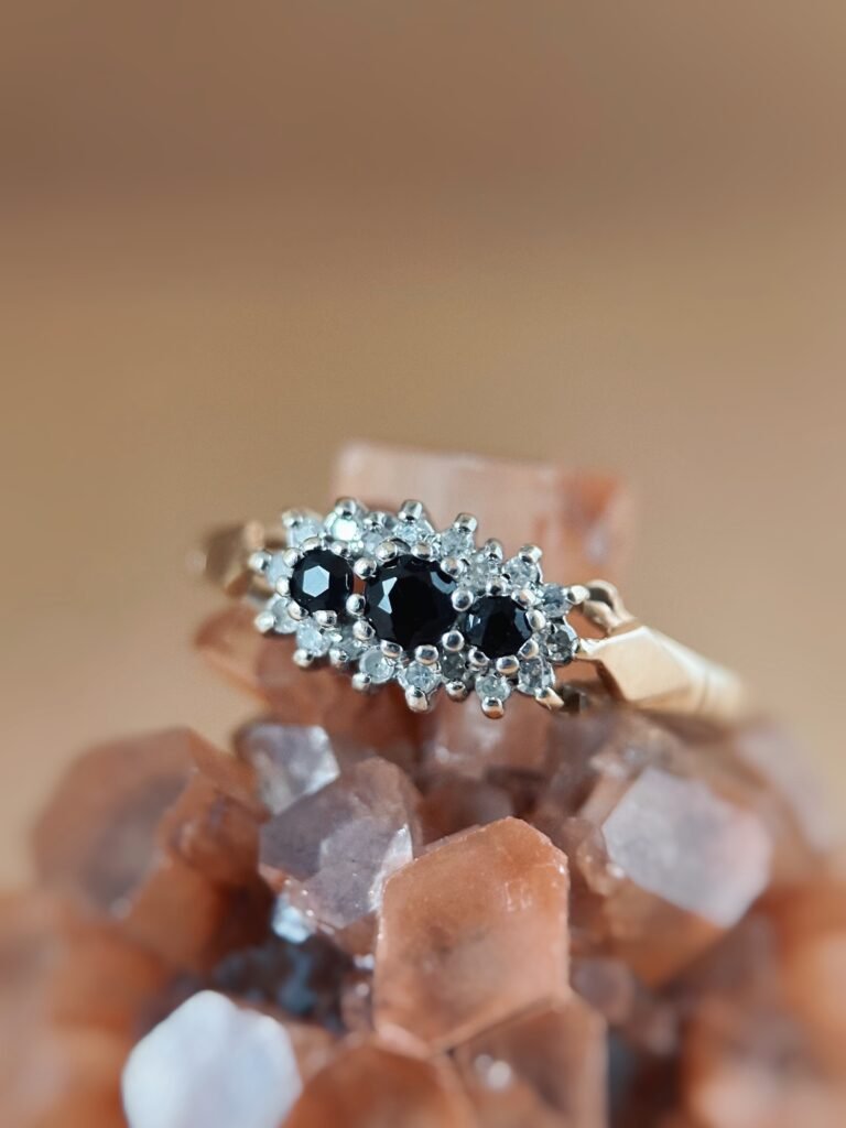 Antieke 9 karaat massief gouden cluster ring met saffier en diamant