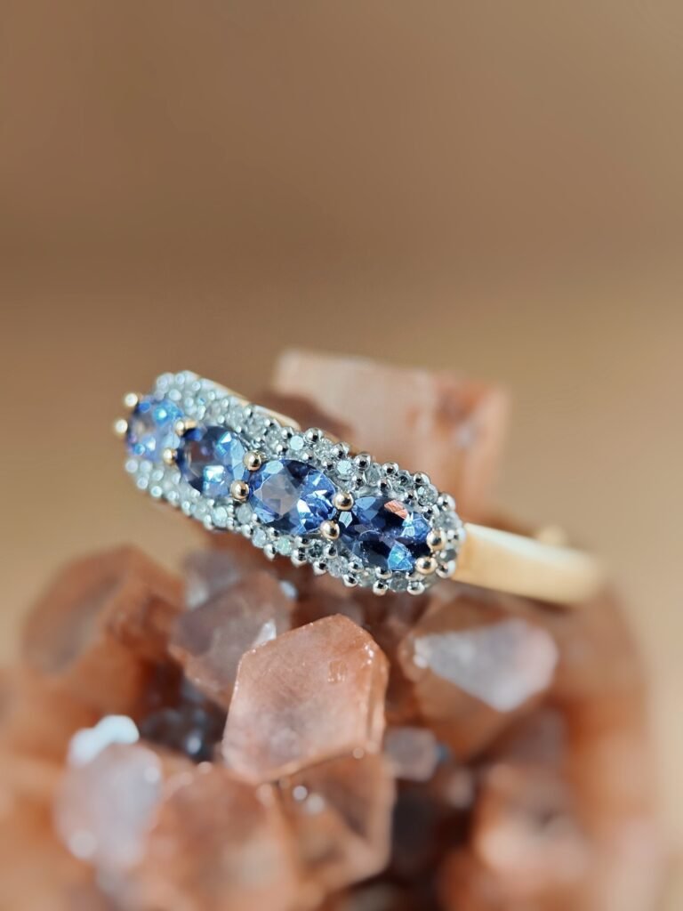 Vintage 9 karaat massief gouden threestone ring met tanzaniet en diamant