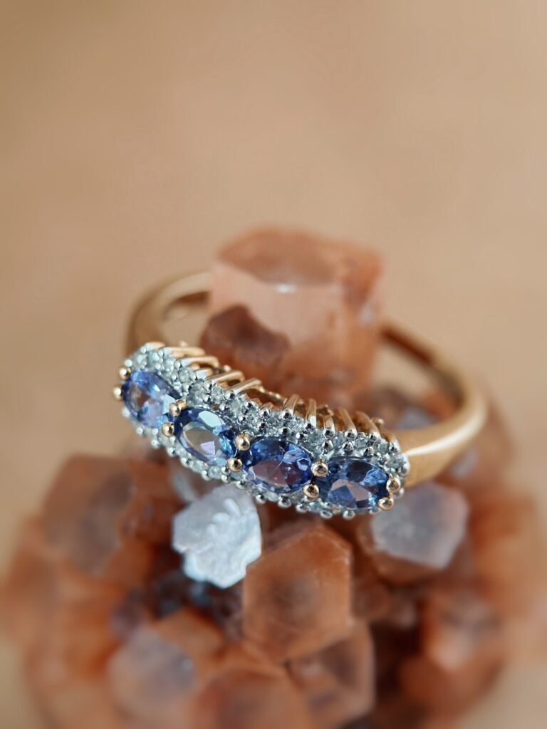 Vintage 9 karaat massief gouden threestone ring met tanzaniet en diamant