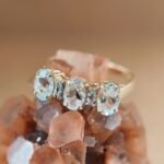 Vintage 9 karaat massief gouden ring met drie aquamarijnen en diamant