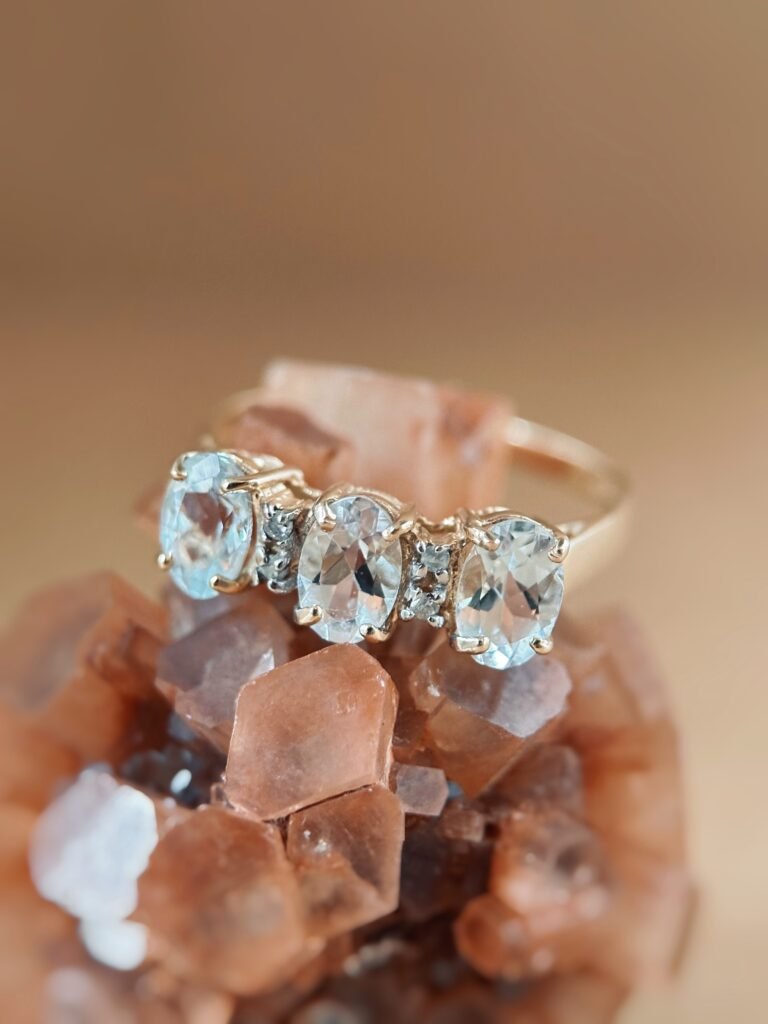 Vintage 9 karaat massief gouden ring met drie aquamarijnen en diamant