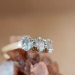 Vintage 9 karaat massief gouden ring met drie aquamarijnen en diamant