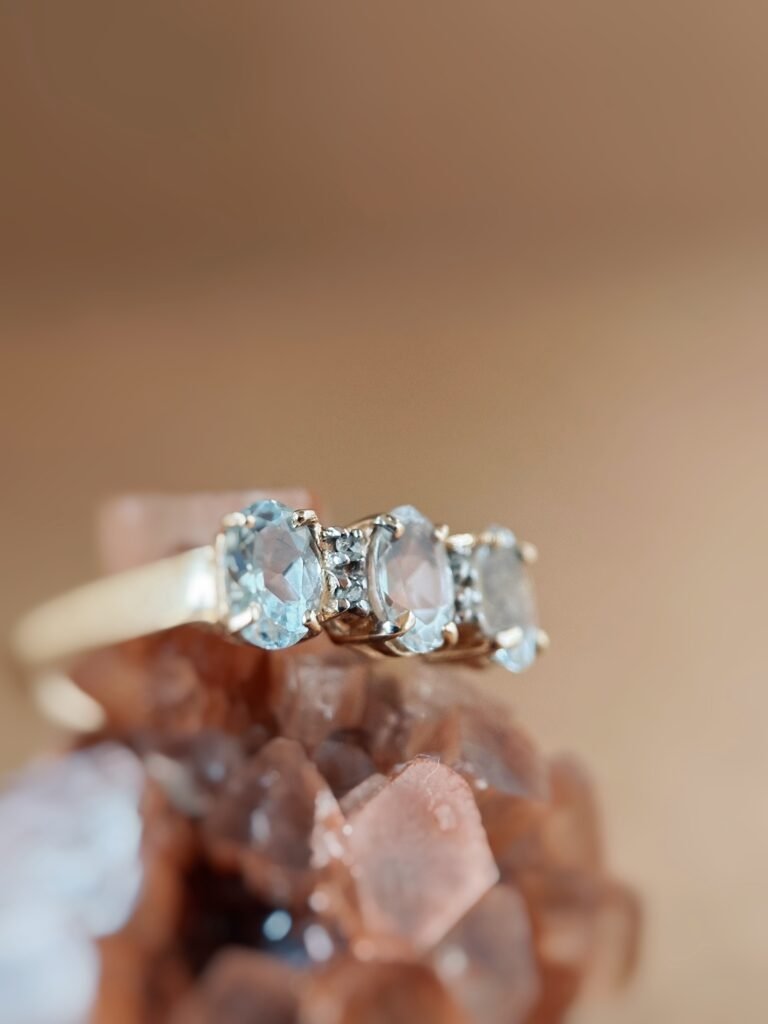 Vintage 9 karaat massief gouden ring met drie aquamarijnen en diamant