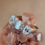 Vintage 9 karaat massief gouden ring met drie aquamarijnen en diamant