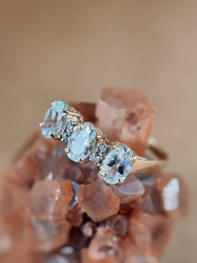 Vintage 9 karaat massief gouden ring met drie aquamarijnen en diamant
