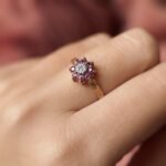 Vintage 9 karaat massief gouden cluster ring met robijn en diamant in bloemvorm