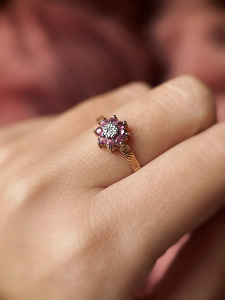 Vintage 9 karaat massief gouden cluster ring met robijn en diamant in bloemvorm