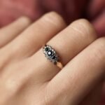Antieke 9 karaat massief gouden cluster ring met saffier en diamanT om hand