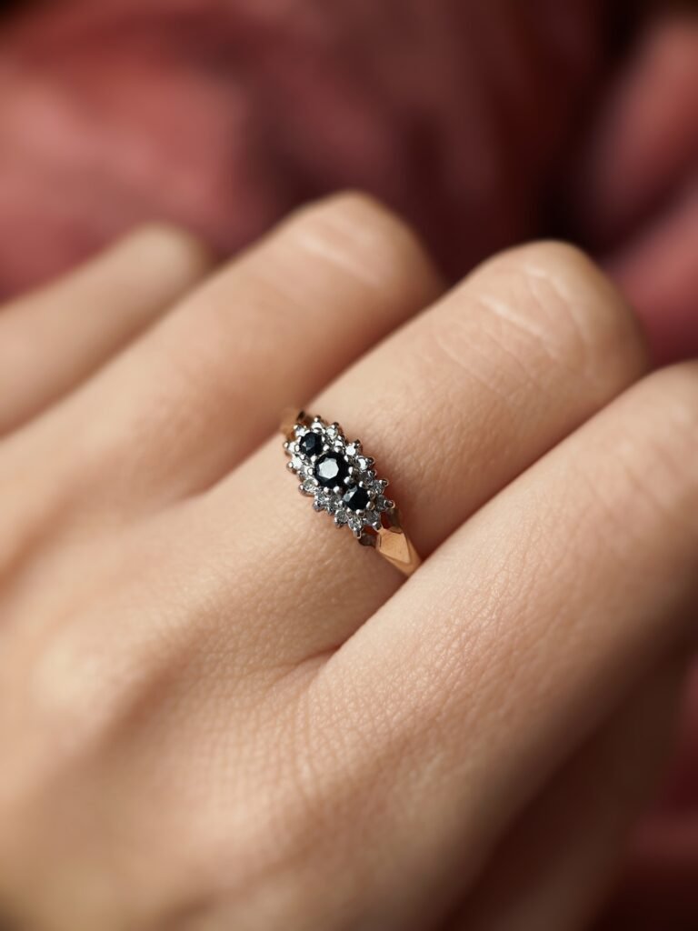 Antieke 9 karaat massief gouden cluster ring met saffier en diamanT om hand