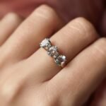 Vintage 9 karaat massief gouden ring met drie aquamarijnen en diamant om hand