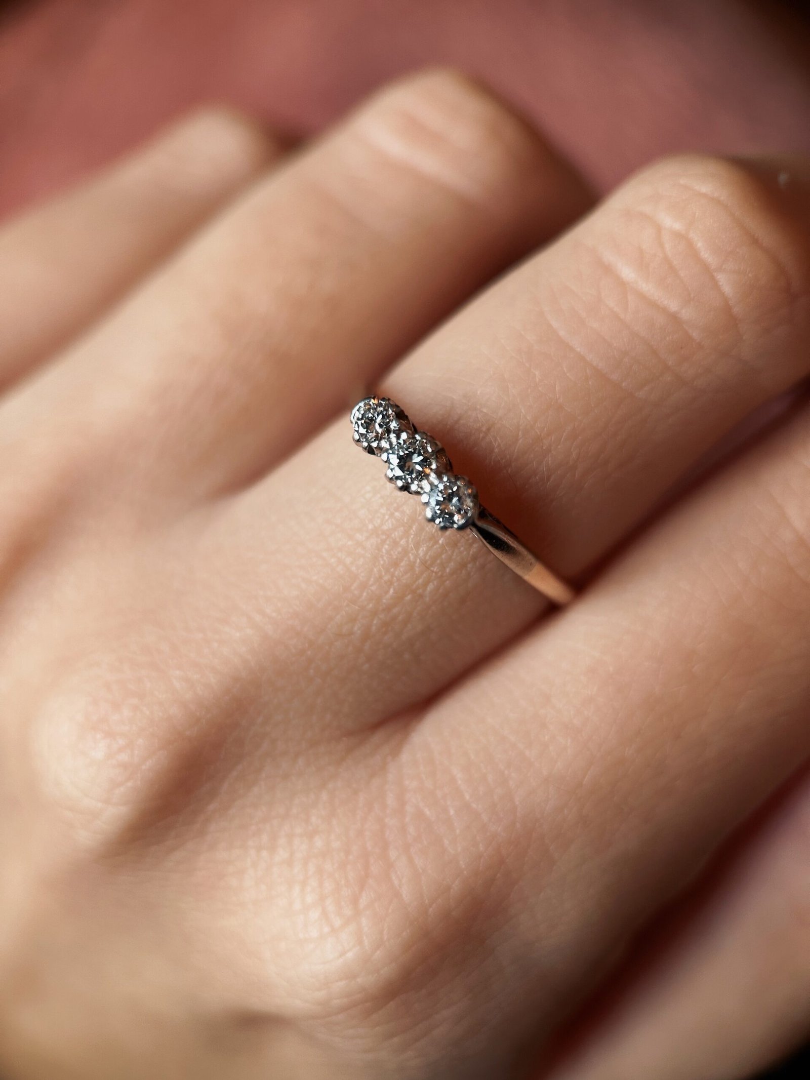 Antieke 9 karaat massief gouden trilogy ring met handgeslepen diamanten