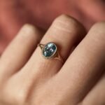 Vintage 9 karaat massief gouden ring met lichtblauwe ovaalgeslepen topaas edelsteen om hand