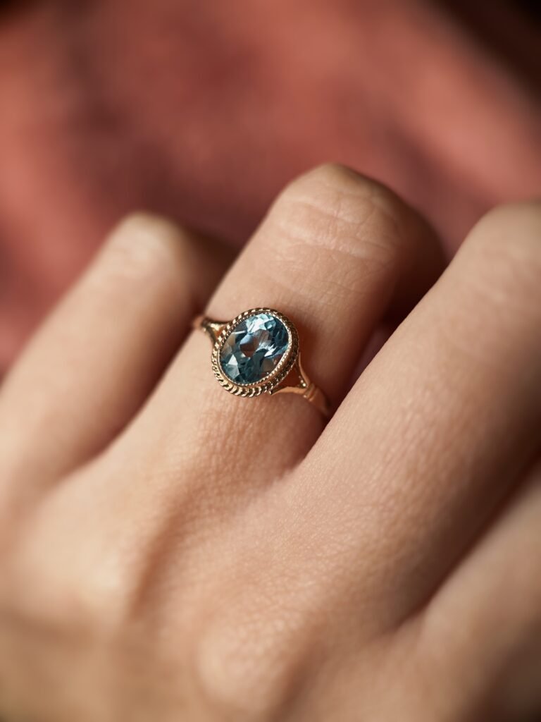 Vintage 9 karaat massief gouden ring met lichtblauwe ovaalgeslepen topaas edelsteen om hand