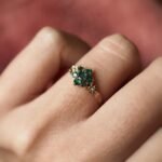 Vintage 9 karaat massief gouden ring met groene smaragd in bloemvorm Om hand