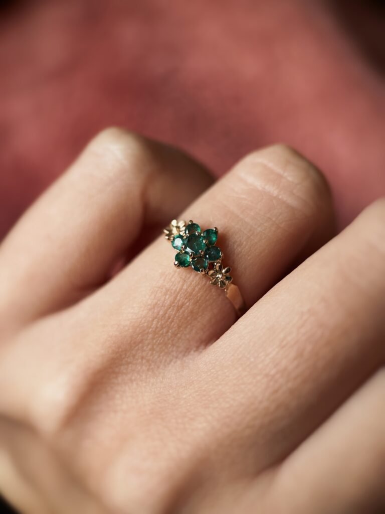 Vintage 9 karaat massief gouden ring met groene smaragd in bloemvorm Om hand