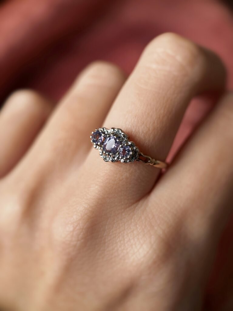 Vintage 9 karaat massief gouden Cluster ring met paars lila amethist edelsteen en diamanten in witgoud Om hand