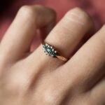 Vintage 9 karaat massief gouden cluster ring met donkergroene smaragd en diamanten om hand