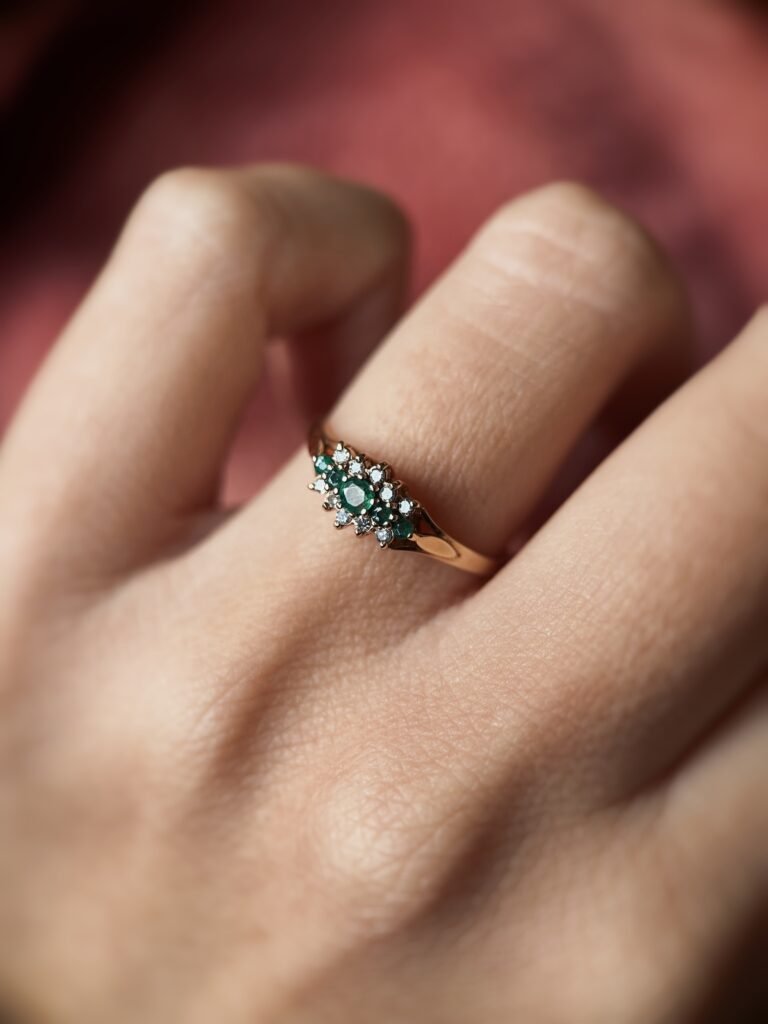 Vintage 9 karaat massief gouden cluster ring met donkergroene smaragd en diamanten om hand