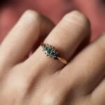 Vintage 9 karaat massief gouden cluster ring met donkergroene smaragd en diamanten Om hand