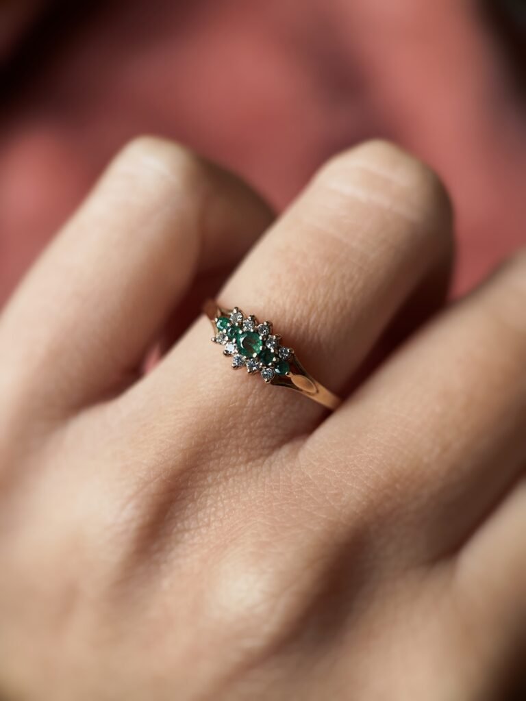 Vintage 9 karaat massief gouden cluster ring met donkergroene smaragd en diamanten Om hand