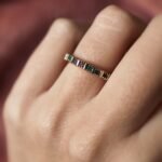 Vintage 9 karaat massief gouden stacking dearest ring met gekleurde edelstenen Om hand
