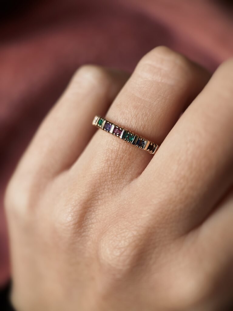 Vintage 9 karaat massief gouden stacking dearest ring met gekleurde edelstenen Om hand