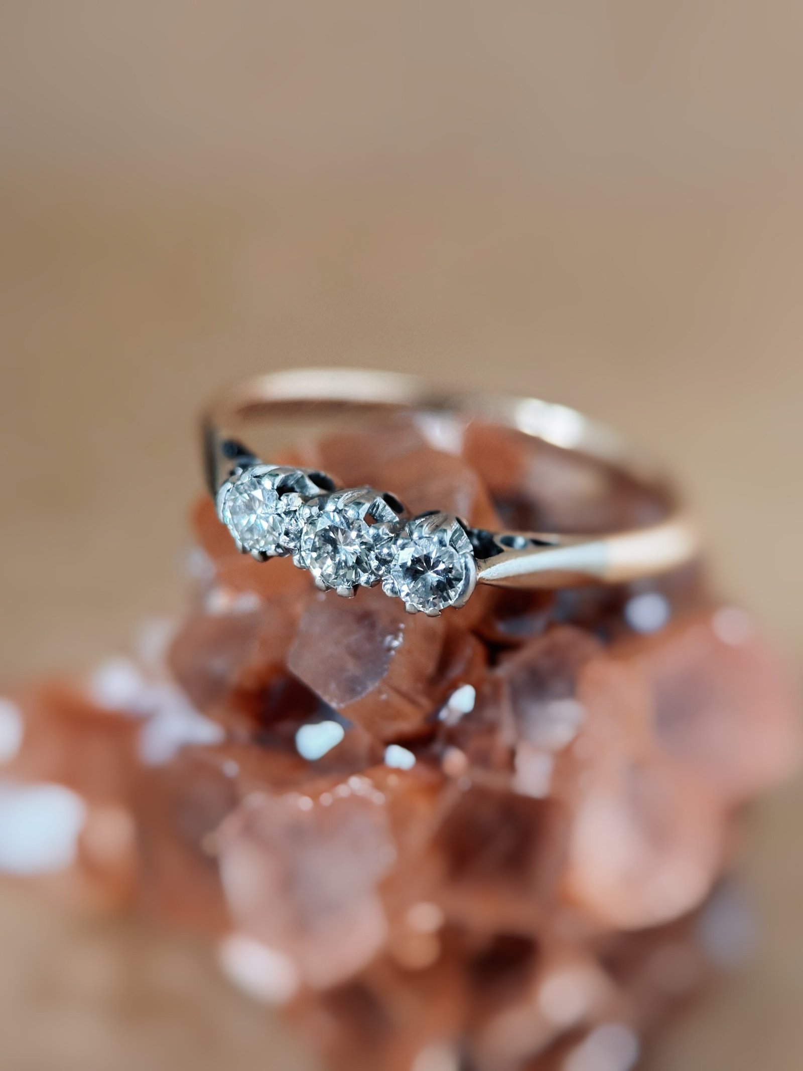 Antieke 9 karaat massief gouden trilogy ring met handgeslepen diamanten