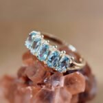 Vintage 9 karaat massief gouden row ring met lichtblauwe topaas