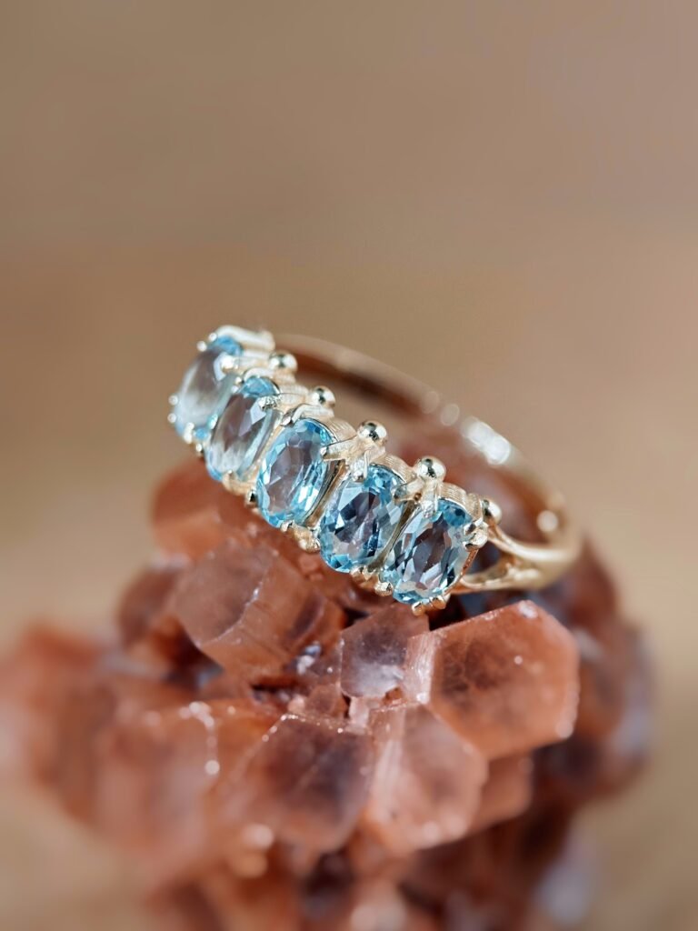 Vintage 9 karaat massief gouden row ring met lichtblauwe topaas