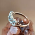 Vintage 9 karaat massief gouden row ring met lichtblauwe topaas