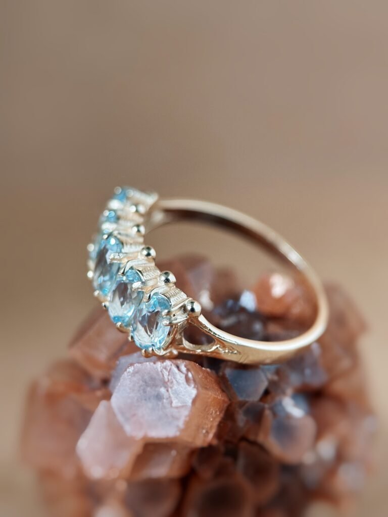 Vintage 9 karaat massief gouden row ring met lichtblauwe topaas