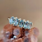 Vintage 9 karaat massief gouden row ring met lichtblauwe topaas