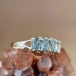 Vintage 9 karaat massief gouden row ring met lichtblauwe topaas